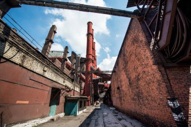 Endüstriyel fabrikanın açık arazisinde