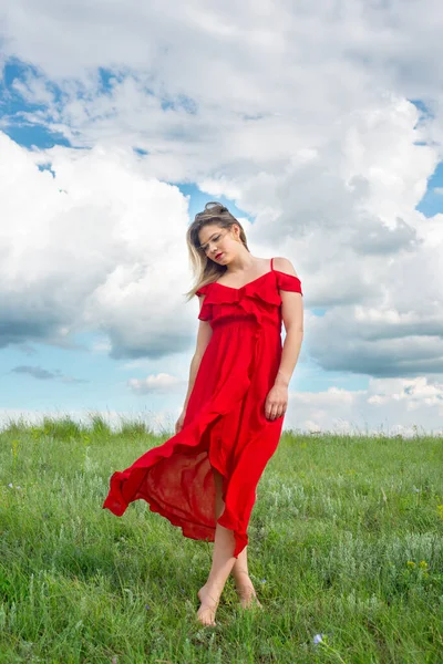 Красивая Нежная Женщина Красном Платье Стоять Зеленой Траве — стоковое фото