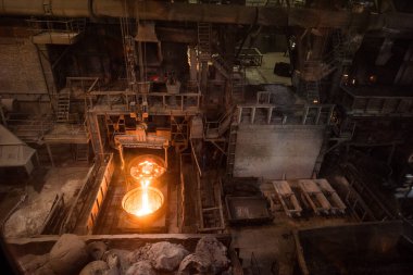 Tank çelik fabrikasına sıvı metal döker.