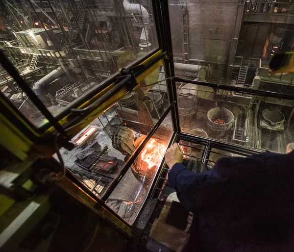 Şçi Çelik Fabrikasındaki Bir Kargo Vincinin Kabininde Çalışıyor — Stok fotoğraf