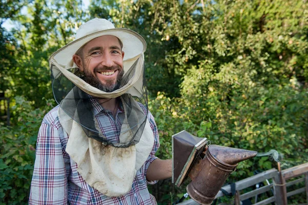 Imker Een Beschermend Masker Glimlachend — Stockfoto