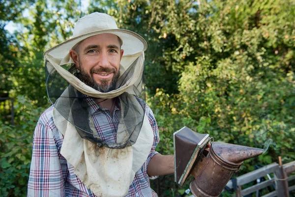 Imker Een Beschermend Masker Glimlachend — Stockfoto