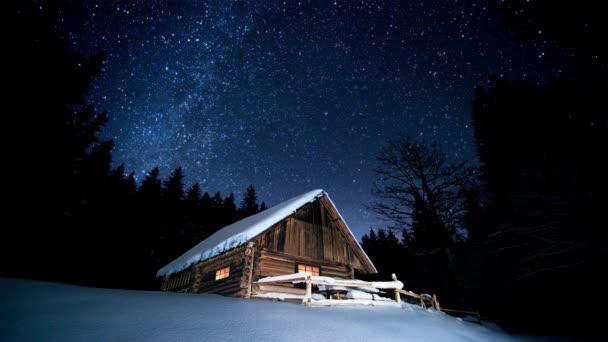 Prachtig Houten Huis Het Winterbos Onder Fonkelende Sterren Bioscoopfiguur — Stockvideo