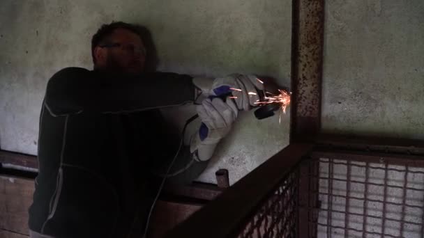 Trabajador Usando Una Amoladora Corta Metal Taller — Vídeos de Stock