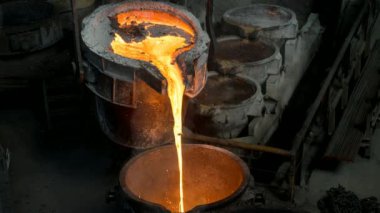 Tank çelik fabrikasına sıvı metal döker. Sinemagraf.
