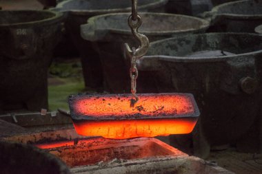 Bir tabak sıcak metal. Çelik fabrikasının üretim süreci