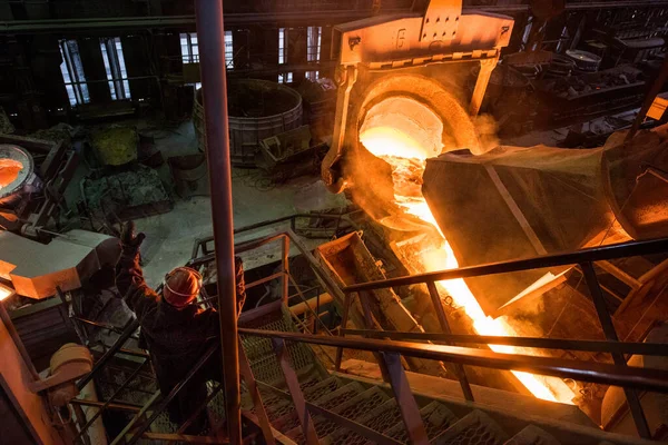 Steelworker Trabalho Perto Dos Tanques Com Metal Quente — Fotografia de Stock