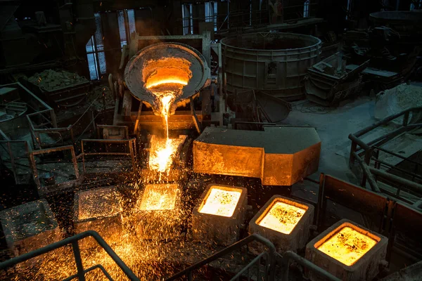 Tank, atlıkarınca makinesiyle kalıplara sıvı metal döküyor.