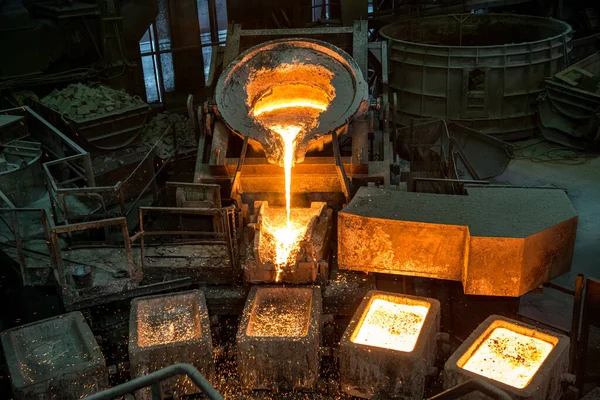 Tank Pours Liquid Metal Molds Carousel Machine — Stock Photo, Image