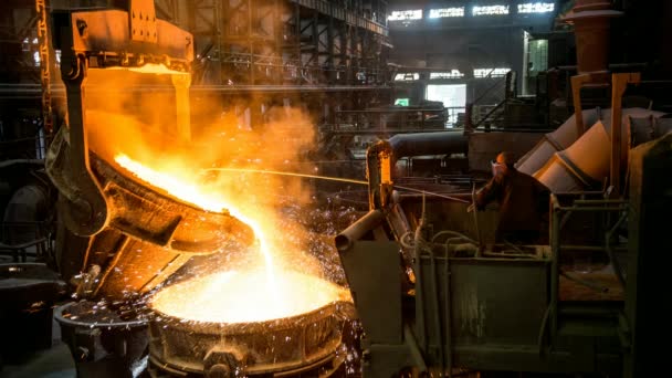 高温の金属でタンクの近くで働く鉄鋼労働者 シネマグラム — ストック動画