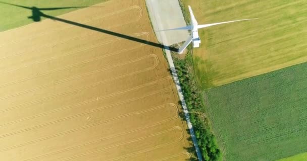 Větrný Mlýn Výrobu Elektrické Energie Zemědělských Polích Pohled Shora — Stock video