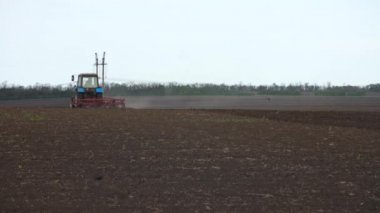 Traktör tarlayı sürüyor.