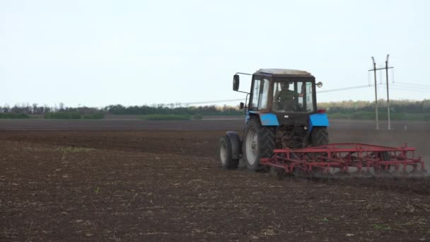 Traktor Felszántja Mezőgazdaságot — Stock videók