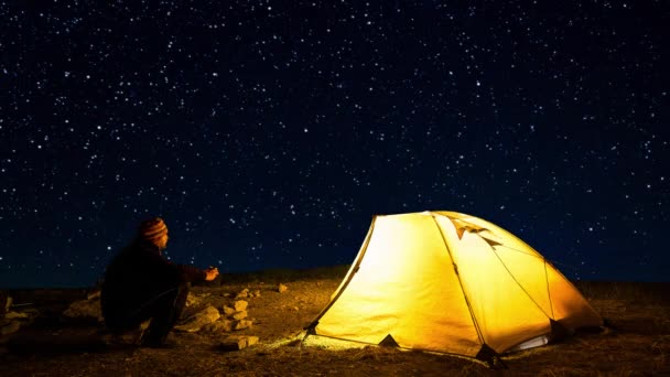 在闪闪发光的星空的背景下 在明亮的露营帐篷附近旅行 电影图 — 图库视频影像