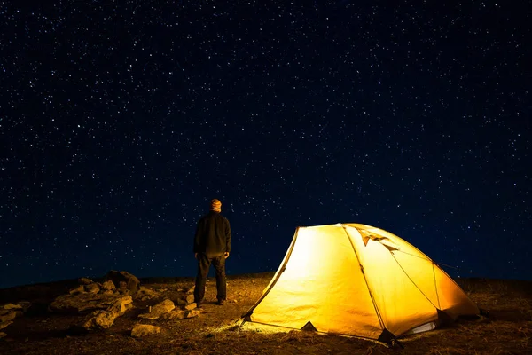 Reiziger Bij Gloeiende Campingtent Achtergrond Van Sterrenhemel — Stockfoto