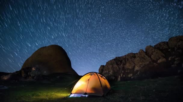 Time Lapse Cerchi Stellari Sopra Montagne Notturne Una Tenda Campeggio — Video Stock