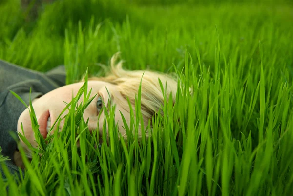 Lány fejét a fűben — Stock Fotó