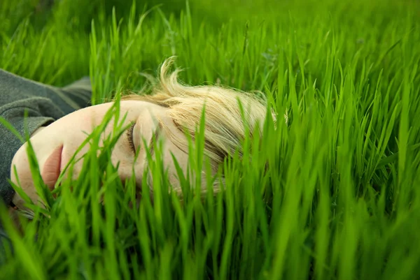 Lány fejét a fűben — Stock Fotó
