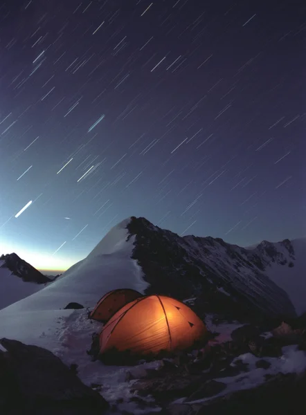 Étoiles filantes au-dessus des montagnes, aube sur le col de montagne — Photo