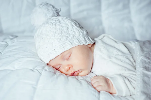 Piccolo bambino dormire dolcemente — Foto Stock