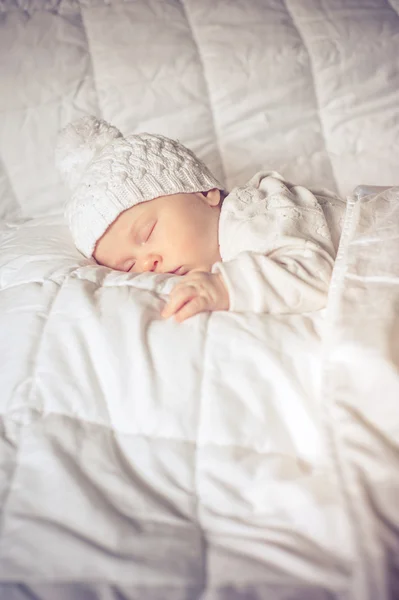 Pequeno bebê dormindo docemente — Fotografia de Stock