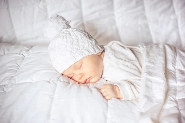 Piccolo bambino dormire dolcemente — Foto Stock