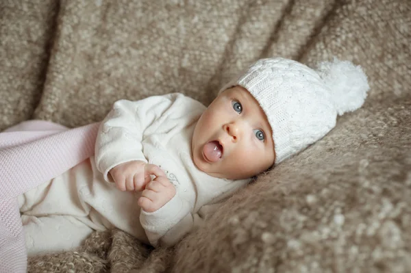 Bebê pequeno doce no chapéu — Fotografia de Stock