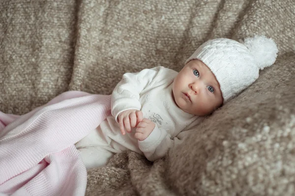 Bebê pequeno doce no chapéu — Fotografia de Stock