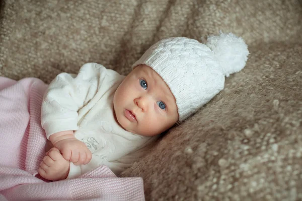 Bebê pequeno doce no chapéu — Fotografia de Stock