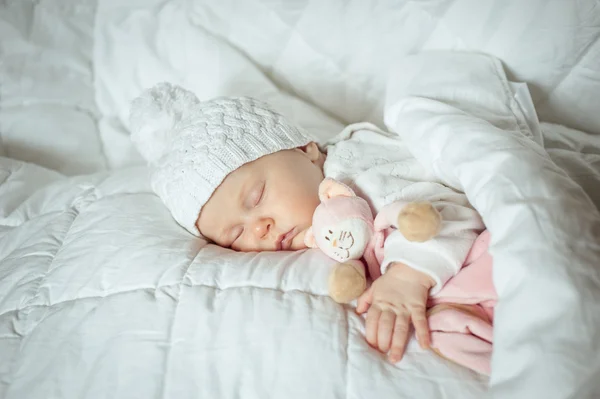 Tatlı küçük bebek bir oyuncak ile uyur