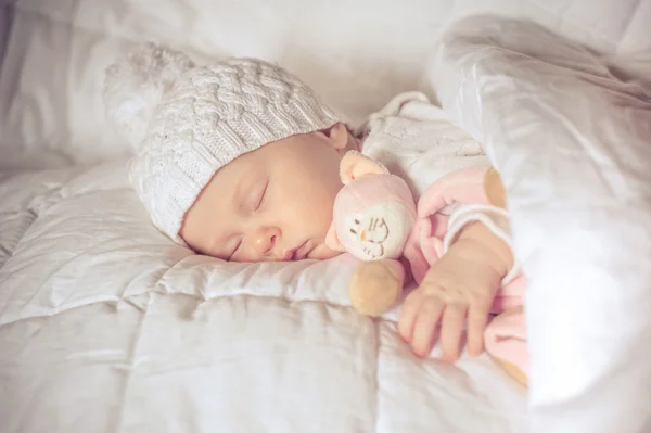 Bebê pequeno doce dorme com um brinquedo — Fotografia de Stock