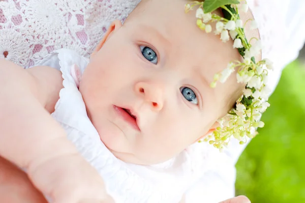 Bebê e lírio flor do vale — Fotografia de Stock