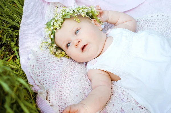 Baby a květina Konvalinka — Stock fotografie