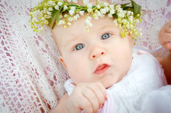 Baby a květina Konvalinka — Stock fotografie