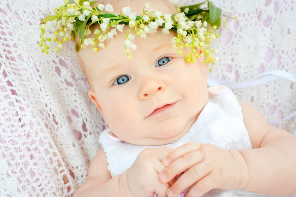 Bebê bonito e lírio flor do vale — Fotografia de Stock