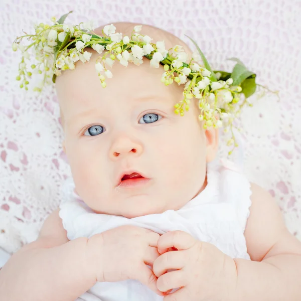 Младенец и цветок лилии вазы — стоковое фото
