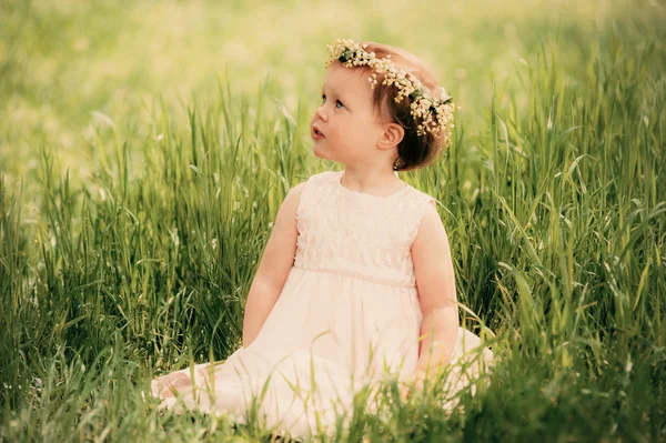 Όμορφο κοριτσάκι στο στεφάνι από λουλούδια — Φωτογραφία Αρχείου