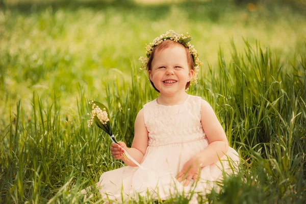 Funny girl venku, dítě s úsměvem — Stock fotografie