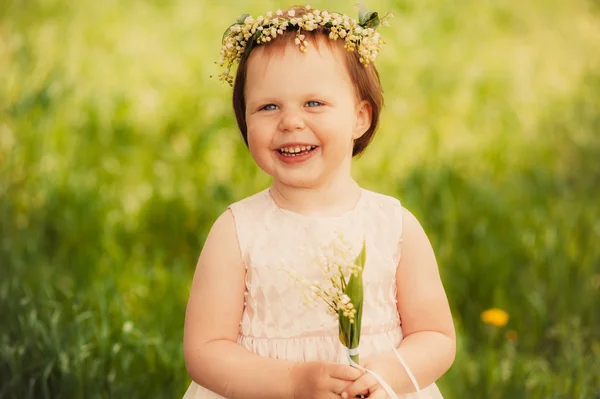 Belle fille avec un bouquet de lis de la vallée — Photo