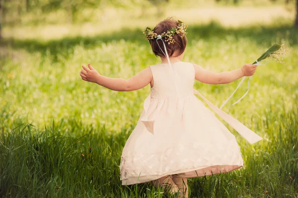 Drôle de fille en plein air, enfance — Photo