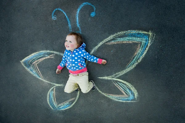 Kis lány pillangó — Stock Fotó