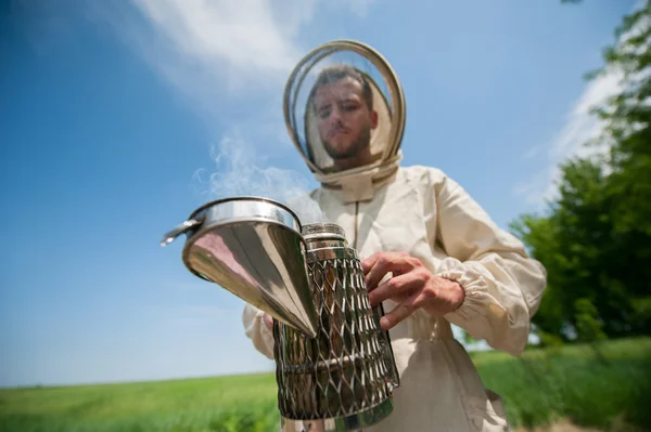 Biodlare med rök verktyg. att göra moln — Stockfoto