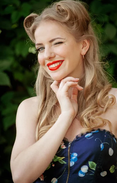 Mädchen Blondine im Stil Pin-up zwinkert und lächelt — Stockfoto