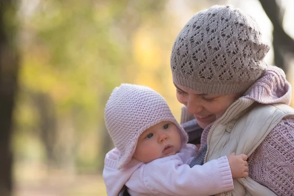 Mamma abbracciare bambino all'aperto — Foto Stock