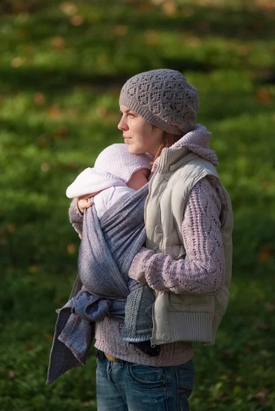 Mamma abbracciare bambino all'aperto — Foto Stock