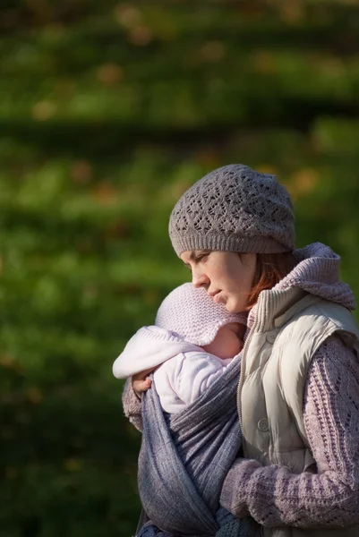 Mamma abbracciare bambino all'aperto — Foto Stock