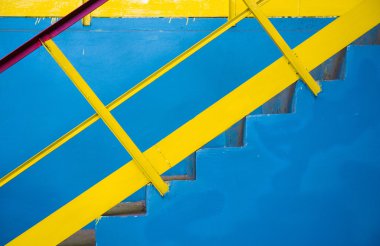 Sarı korkuluk, renkli arka plan ile mavi merdiven
