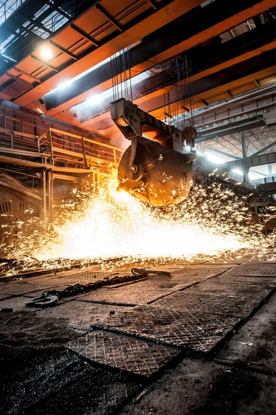 From ladle pours red-hot steel — Stock Photo, Image