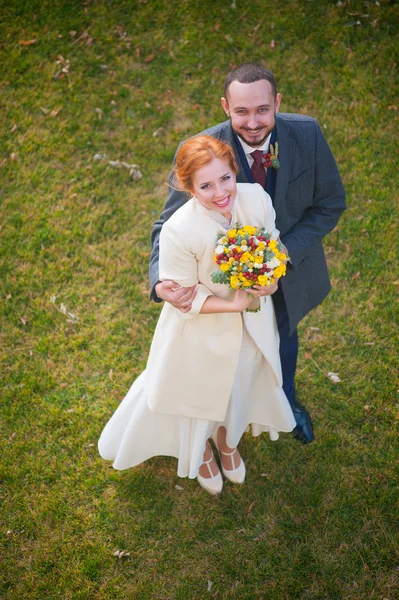 Braut und Bräutigam im grünen Gras — Stockfoto