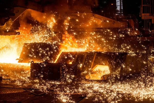 Alto-forno com faíscas — Fotografia de Stock